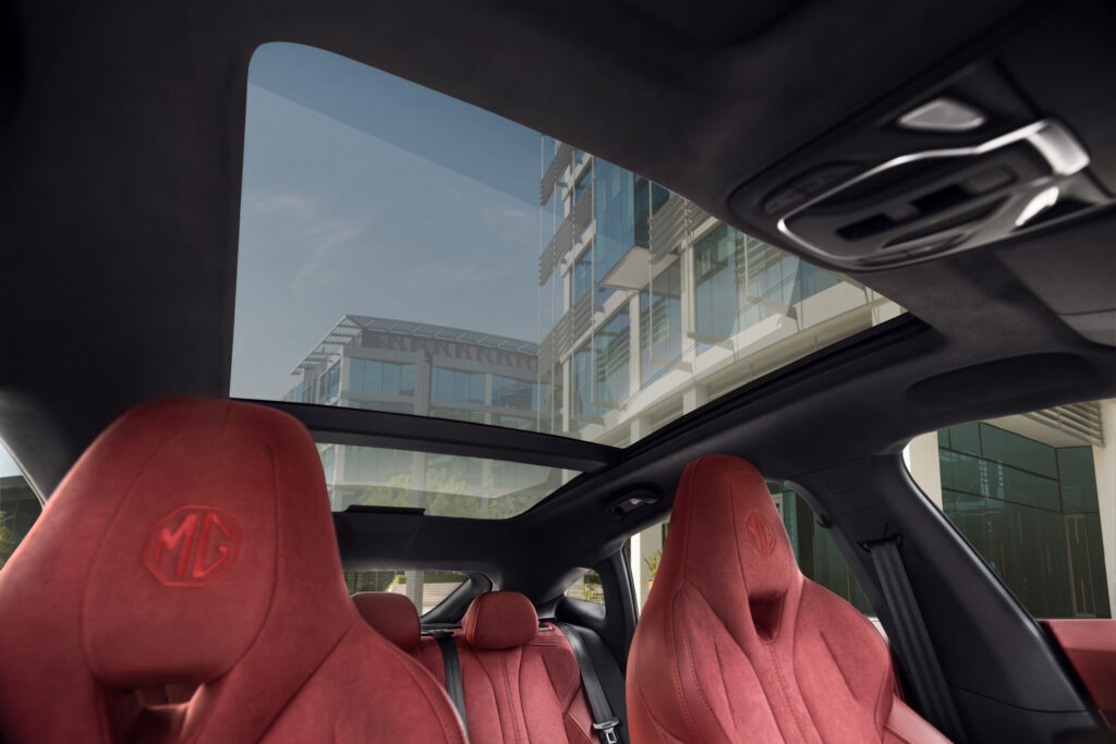 Cửa sổ trời thoáng đãng trên xe MG7