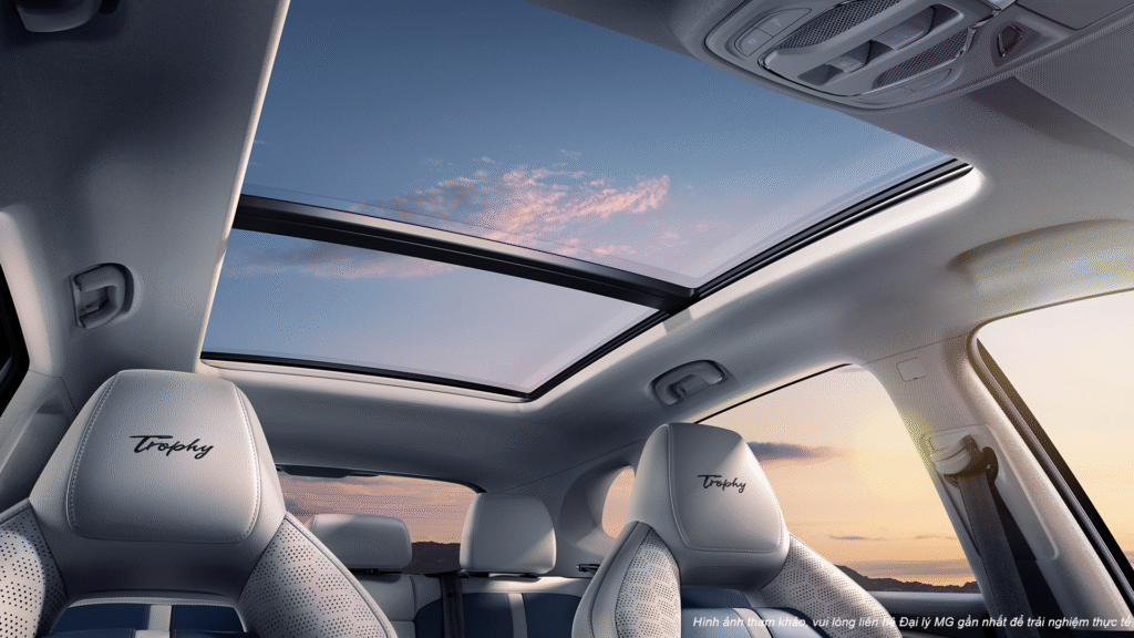 Cửa sổ trời thoáng đãng trên xe MG HS
