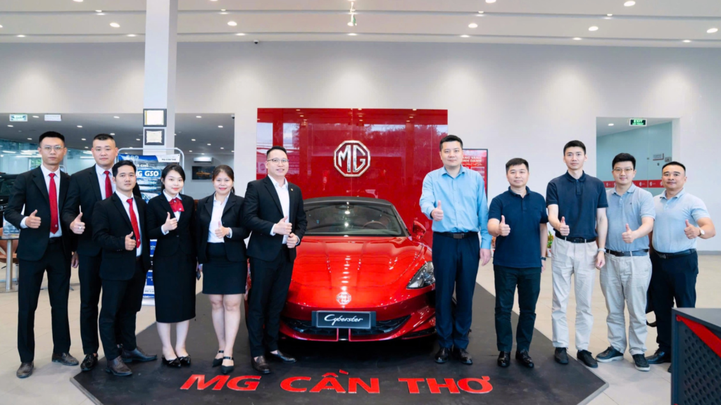 Ông Tang Donghui (người thứ 5, từ phải qua) chia sẻ MG Việt Nam sẽ tiếp tục đẩy mạnh việc làm phong phú danh mục sản phẩm, đưa về các dòng xe chất lượng cao với công nghệ tiên tiến nhất, đồng thời nâng cao tiêu 