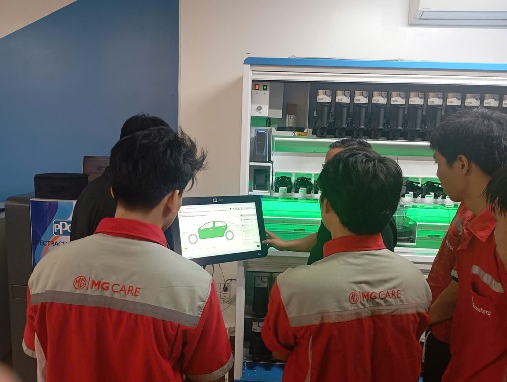 Kỹ thuật viên quan sát màn hình pha màu